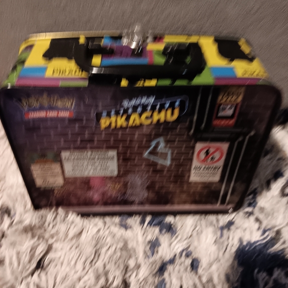 Pokemon Detective Pikachu Black and Yellow Tin - Picture 4 of 7